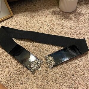 NWOT BLACK ELASTIC BELT W GOLDTONE ROSES BUCKLE CLOSURE. NEVER WORN / STRETCHY